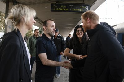 Принц Хари се срещна с пострадали от войната в Украйна в рехабилитационен център в Лвов