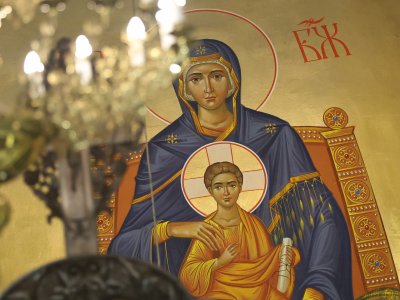 На Рождество Богородично в Бачковския манастир беше осветена мощехранителница с частици от Кръста Господен и 12 светци