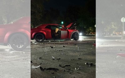 Кола се вряза в жилищен вход в Асеновград тази нощ (СНИМКИ)