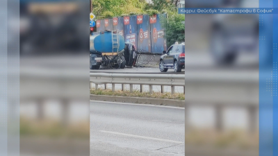 Нова катастрофа между автомобил и камион, който мие улица в София