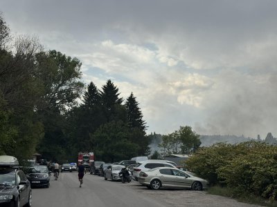 Запали се автосервиз в квартал "Свобода" в София (СНИМКИ)