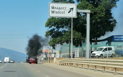 Кола изгоря на "Цариградско шосе" в София