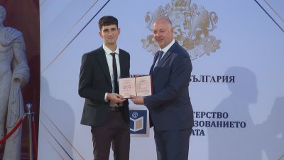 Отличниците на Випуск 2025 получиха наградата "Национална диплома"