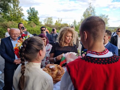 Вицепрезидентът Илияна Йотова е гост на етнофестивала "Единство в многообразието" в Тараклия