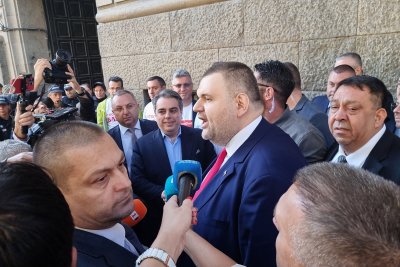 Асен Василев и Делян Пеевски си размениха остри реплики преди петия вот на недоверие