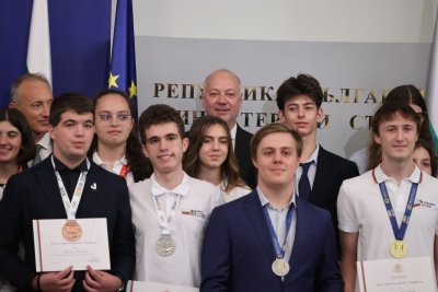 Росен Желязков връчи отличия на български ученици