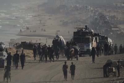 По суша и вода - атаките по Газа не стихват
