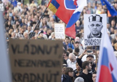 Многохиляден протест срещу Роберт Фицо в Братислава