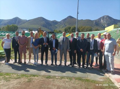 Димитър Георгиев направи първа копка на лекоатлетическата писта във Враца