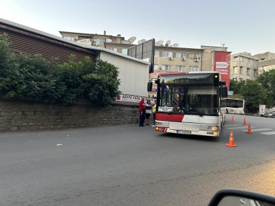 Автобус събори пътен знак върху бебешка количка във Велико Търново