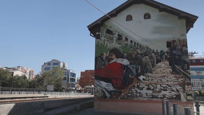 Графити артисти от цял свят преобразяват стари сгради в Косово