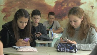Как училищата ще наложат новата забрана за телефоните?
