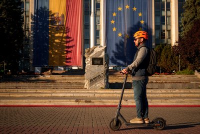 Проевропейската партия на Мая Санду води на изборите в Молдова