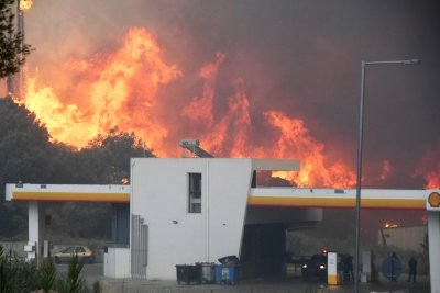 Ройтерс: Повреди в електропреносната мрежа са причина за голяма част от пожарите в Гърция