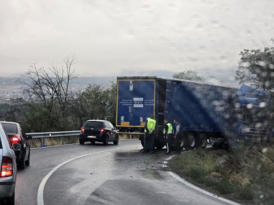 Катастрофа с камион затруднява движението на международния път между Благоевград и Северна Македония