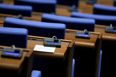 НА ЖИВО: Парламентът за трети пореден ден не събра кворум