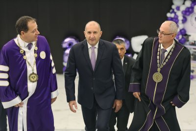 Президентът Радев: Появя ли се някъде - министрите на Борисов се разбягват като пилци