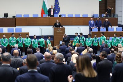 Депутатите на крака за световните вицешампиони по волейбол