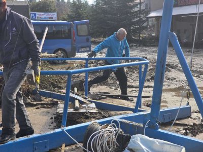 Продължава разчистването в Елените преди очакваното влошаване на времето