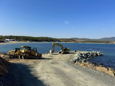 Започна дългоочакваното брегоукрепване на плажа в Ахтопол