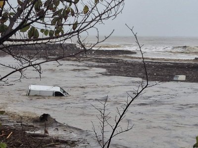 Водната стихия помете всичко: Отнесени пътища и автомобили, евакуация и три жертви (ОБЗОР)