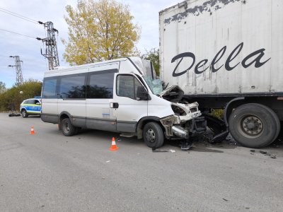 Nine Injured in a Crash between a Minibus and a Parked Truck in Sofia (PHOTOS)