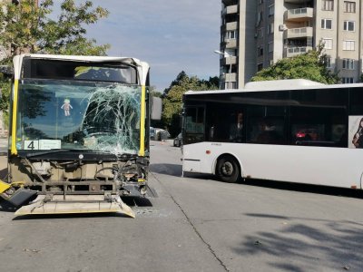Два автобуса се сблъскаха тази сутрин в Пловдив (СНИМКИ)