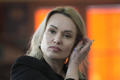 Русия обяви журналистката Марина Овсянникова за "чуждестранен агент"