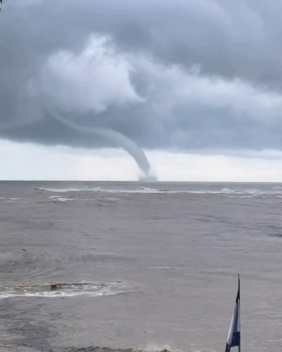 Смерч се образува в морето край Царево