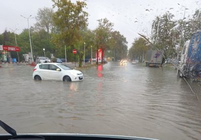 Наводнено кръстовище в район „Южен“ в Пловдив, участъкът е затворен
