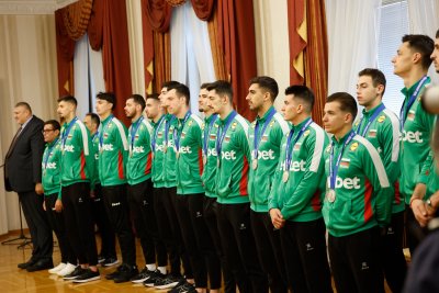 Румен Радев удостои с почетни плакети националите по волейбол
