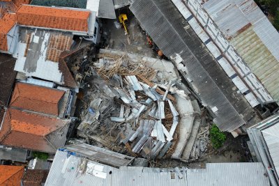 Трима души са загинали, а 38 са в неизвестност, след срутването на училище в Индонезия
