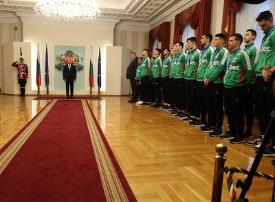 Президентът Румен Радев връчи почетни плакети на националите по волейбол