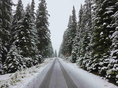 It's Snowing in the Mountains, Motorists Urged to Drive with Caution (photos)