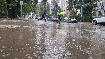 Валежите продължават и в събота, но постепенно ще спират