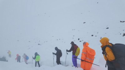 Снежна блокада на Еверест - 350 туристи бяха спасени от силна буря