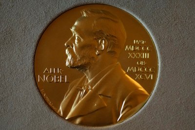 Нобеловата награда за физика отиде при трима американски физици