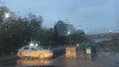 Обявиха неучебен ден заради проливния дъжд в Царево