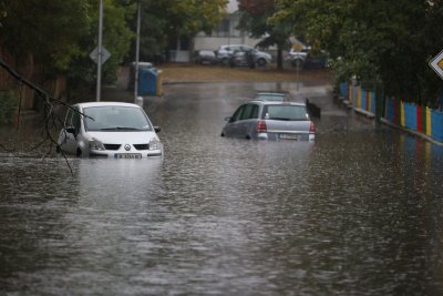Опасно време в Северна България - в Русе дъждът предизвика блокиране на трафика
