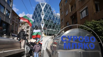 Фермерски протест пред сградата на ЕК в София (СНИМКИ)