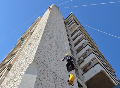 Незрящият Виктор Асенов се изкачи по фасадата на най-високата сграда в Пазарджик