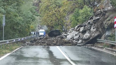 Срутила се скална маса блокира пътя Асеновград - Смолян