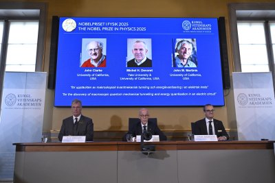 Трима учени си поделиха Нобеловата награда за физика