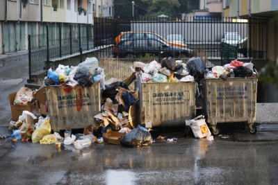 Затворници се включват в събирането на боклука в София