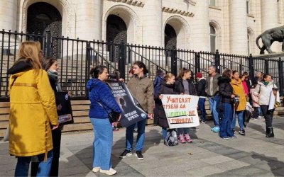Протест пред Съдебната палата в София срещу насилието над деца
