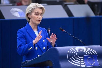 ЕП отхвърли два вота на недоверие срещу Урсула фон дер Лайен