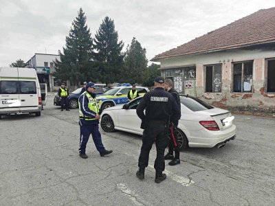 Глобиха шофьор за скриване на част от регистрационния номер на микробус в Сливенско