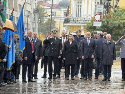 Президентът Радев поднесе венци пред паметната плоча на загиналите военни парашутисти в София