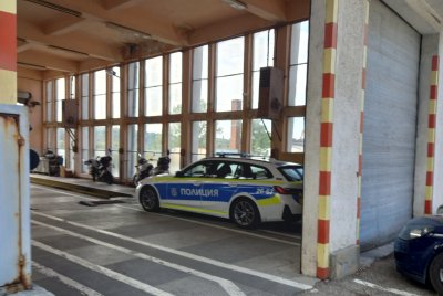 Задържаха служители на "Пътна полиция" в Хасково