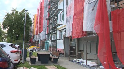 "Блока на ужасите" в Свищов: Дъждовете наводниха голяма част от сградата с проблеми около санирането ѝ